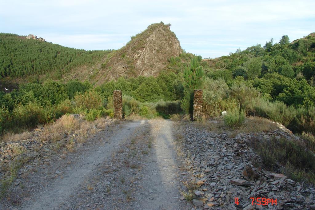 Отель Castelo Do Mau Vizinho Orjais Экстерьер фото